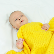 Load image into Gallery viewer, Bright Bots Cotton Cellular Blanket Little Twidlets newborn baby in yellow blanket
